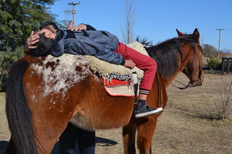 Dionisio trabajando con un caballo y Susana en la Granja San José en Los Potreros