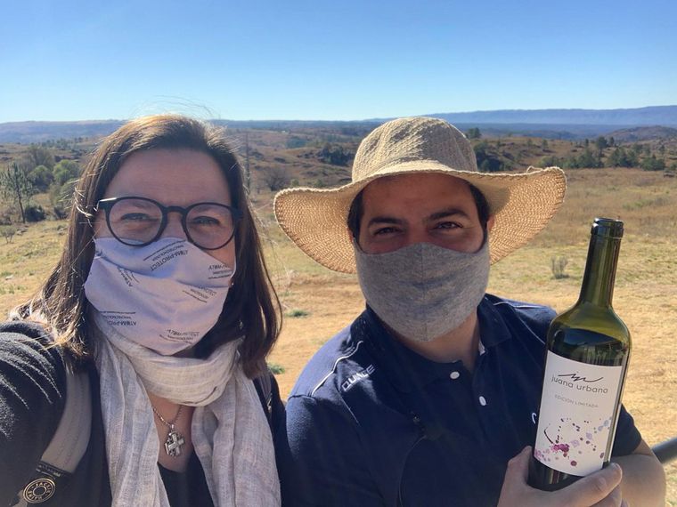 Magui y Seba probaron los vinos de Juana Urbana
