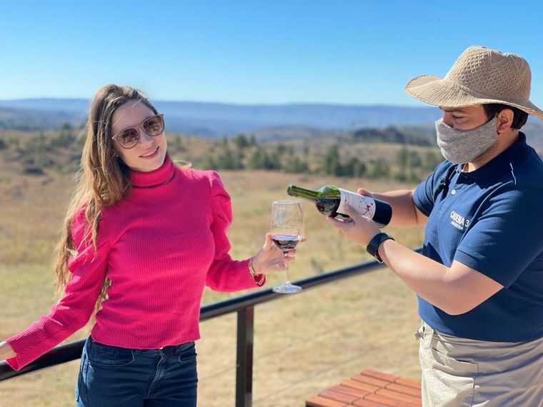 Magui y Seba probaron los vinos de Juana Urbana