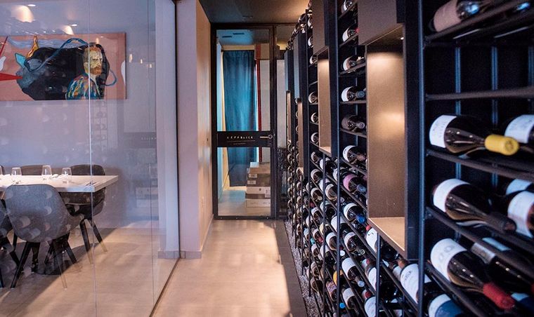 Su cava tiene más de 600 botellas de vinos de distintas partes de Argentina