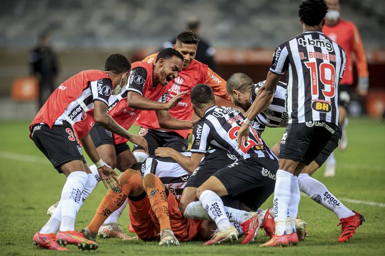 Los jugadores de Mineiro festejan la clasificación a cuartos de final. 