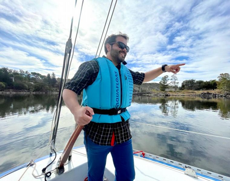 Sebastián Peri Robledo condujo el velero por las aguas del Embalse de Calamuchita.