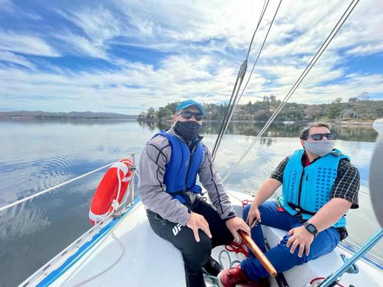Sebastián Peri Robledo condujo el velero por las aguas del Embalse de Calamuchita.