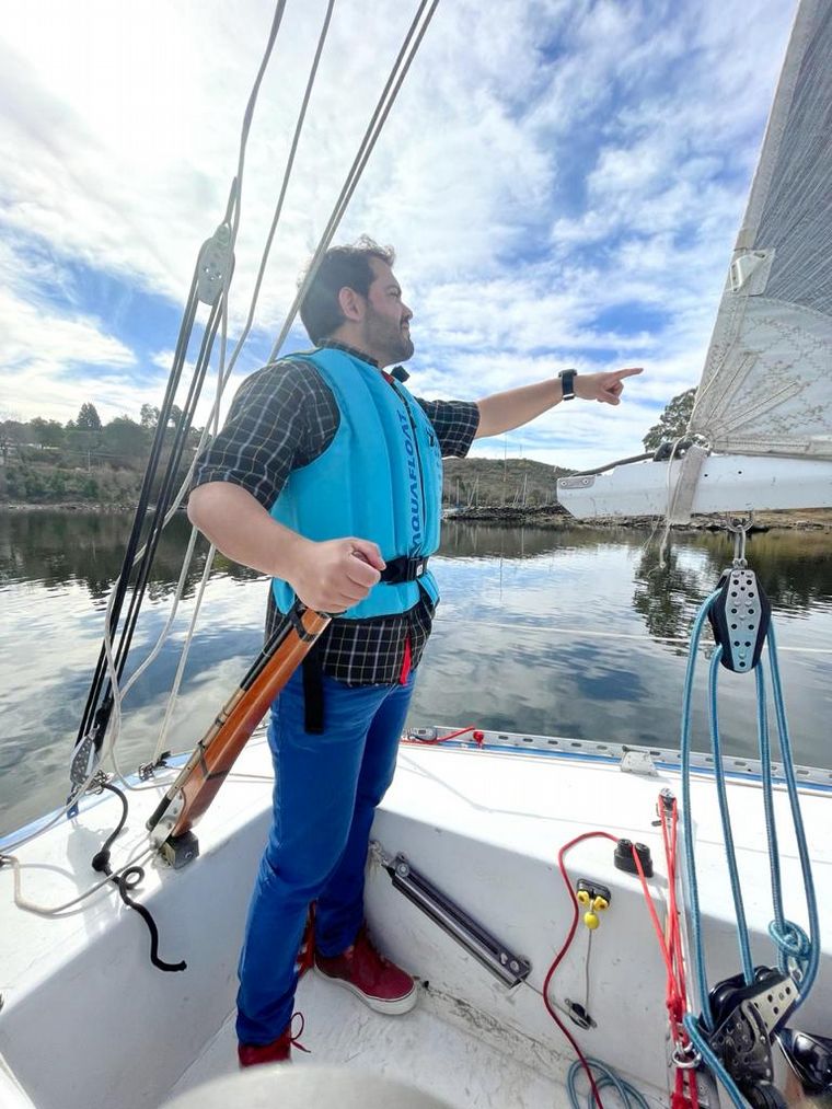 Sebastián Peri Robledo condujo el velero por las aguas del Embalse de Calamuchita.