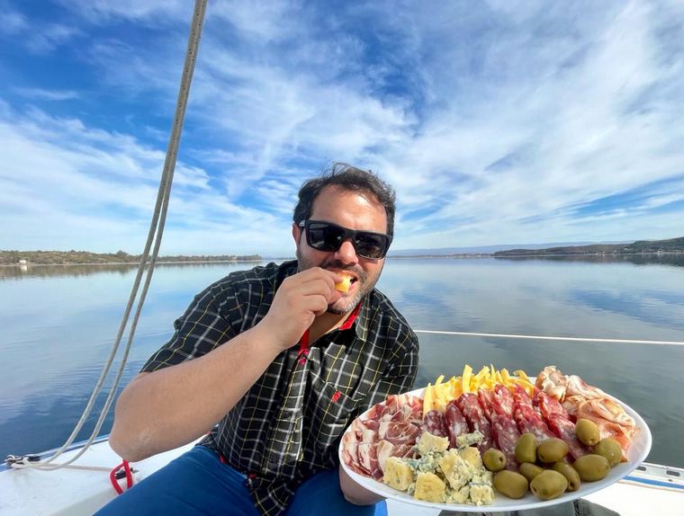Sebastián Peri Robledo condujo el velero por las aguas del Embalse de Calamuchita.