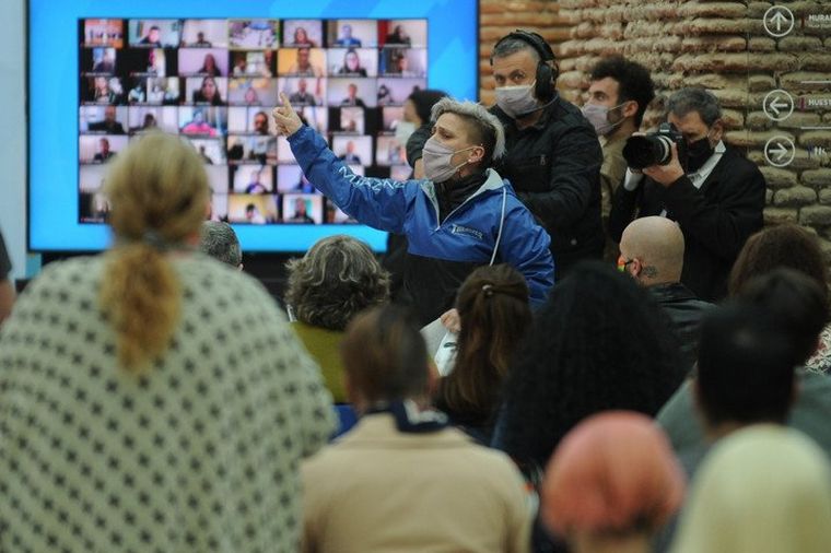 Interrumpieron el acto de entrega de los DNI no binarios (Foto: Juano Tesone)