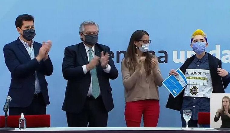 Interrumpieron el acto de entrega de los DNI no binarios.