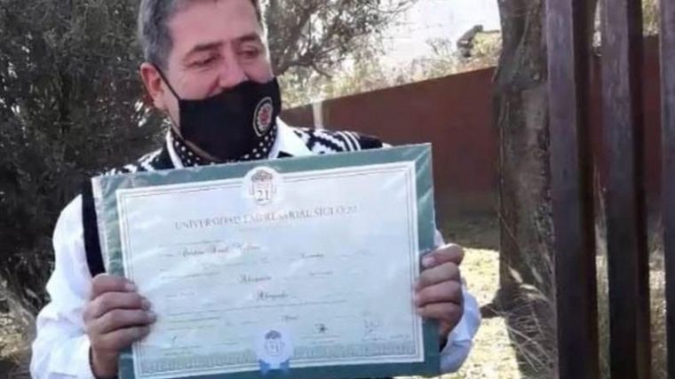 Carlos logró estudiar mientras trabajaba a través de uno de los centros de Siglo 21