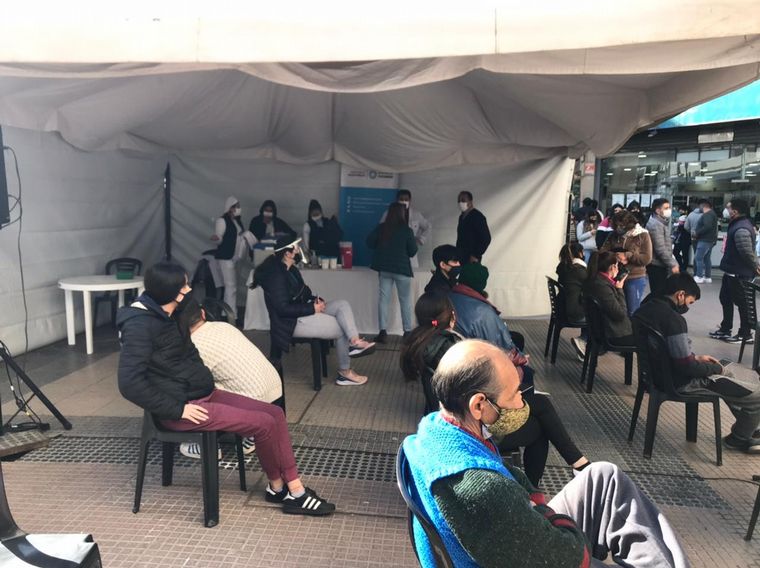FOTO: Instalaron una carpa de vacunación en el centro de Tucumán