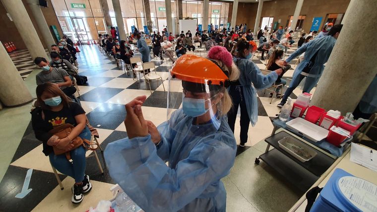 Córdoba comienza este martes a vacunar sin turno a mayores de 30 años.