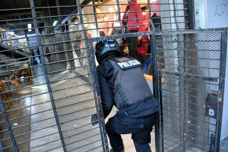 Rosario: ingresaron a una galería y vaciaron casi 20 locales