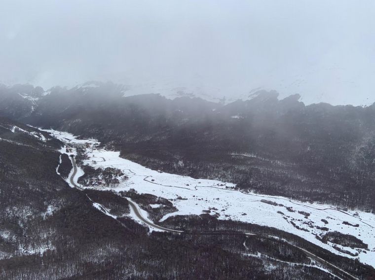 Mica Rodríguez sobrevoló el Cerro Castor en Ushuaia