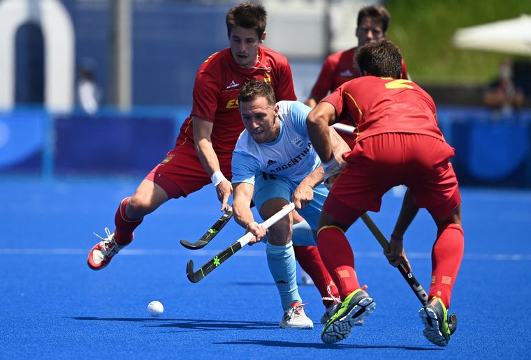 Los Leones empataron ante España