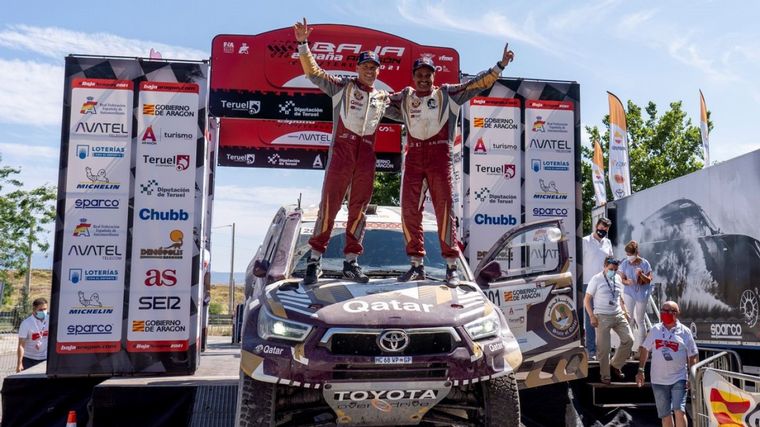 Al Attiyah y Baumel celebran el triunfo en la rampa final de la Baja Aragón