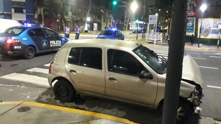 El móvil policial que iba a la casa de Chano chocó y volcó