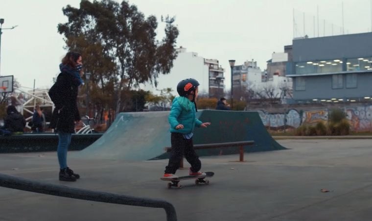 Luan andanto en patineta (Foto: TN.com.ar)