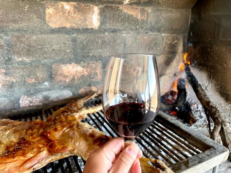 Orlando Morales visitó la Bodega Del Gredal.