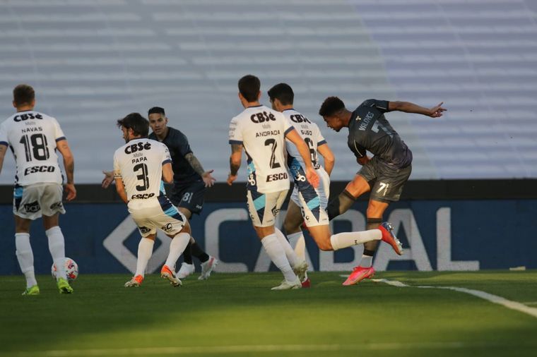 FOTO: Talleres abrió el marcador ante Arsenal de la mano de Auzqui.