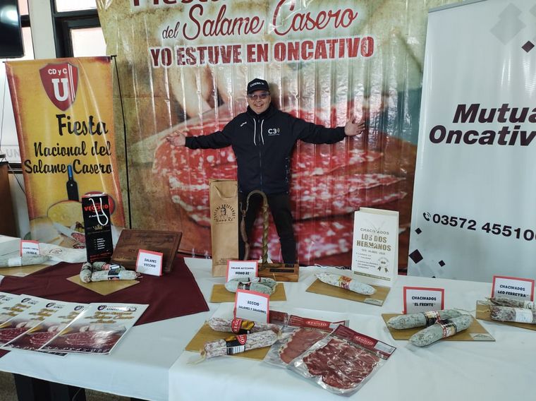 Orlando Morales prepara Salame en Oncativo