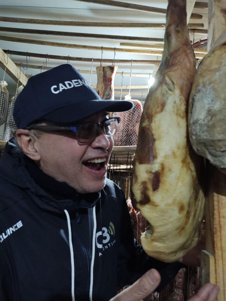 Orlando Morales prepara Salame en Oncativo