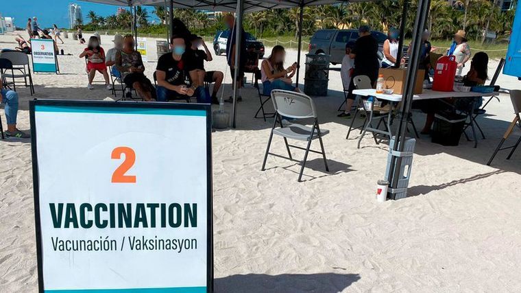 Vacunación contra el coronavirus en Miami, Estados Unidos