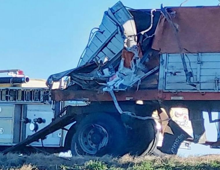 FOTO: Un muerto en choque entre dos camiones y un auto en ruta nacional 8