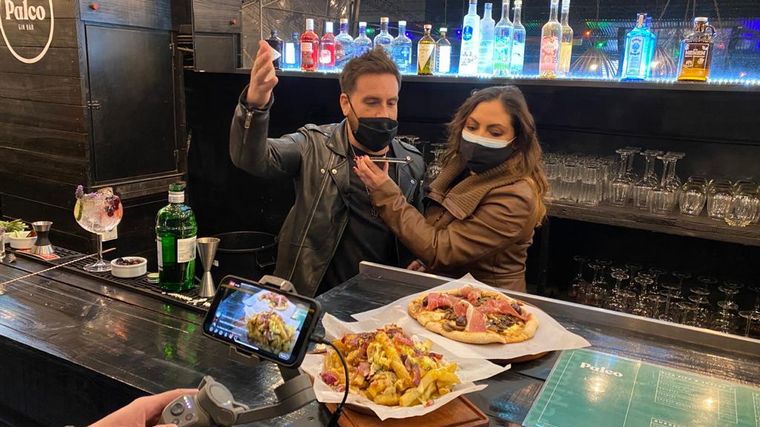Federico Bal con Yeny Ortega preparan el Gin Bal en Galería Muy Güemes