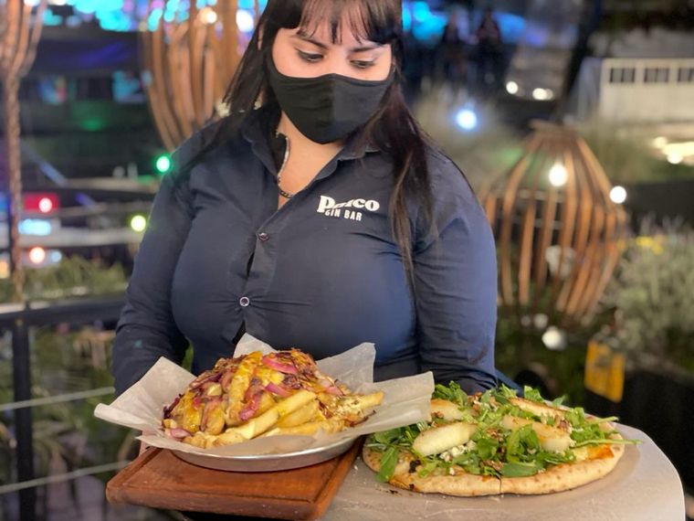 Federico Bal con Yeny Ortega preparan el Gin Bal en Galería Muy Güemes