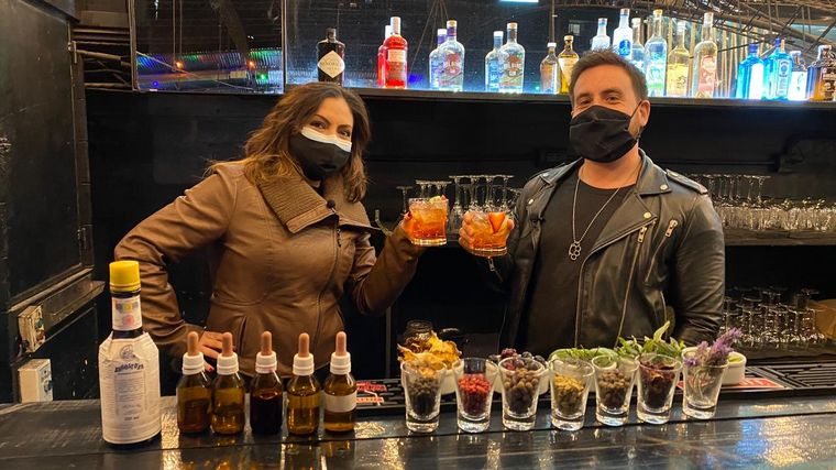 Federico Bal con Yeny Ortega preparan el Gin Bal en Galería Muy Güemes