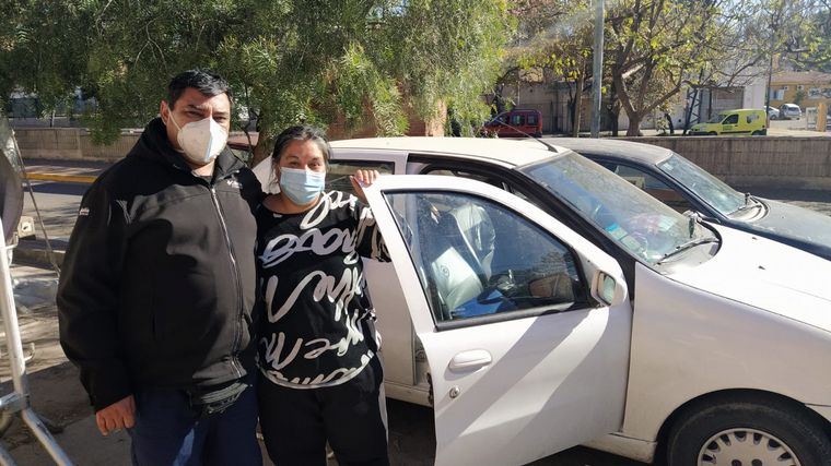 Una familia vive en un auto mientras su hijo está internado