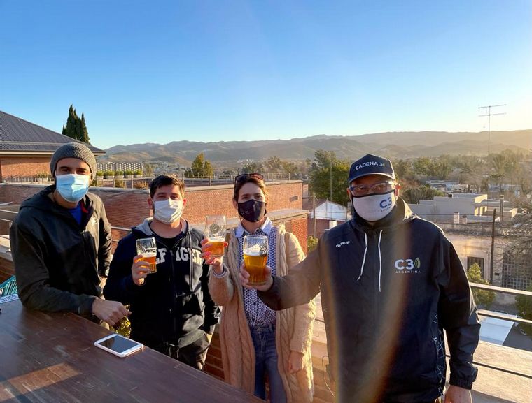 Orlando Morales degustó cerveza artesanal en Alta Gracia.