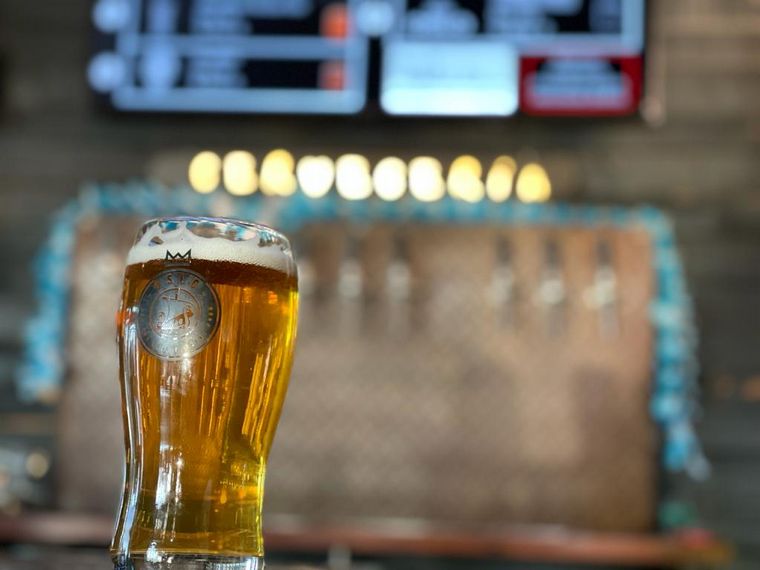 Orlando Morales degustó cerveza artesanal en Alta Gracia.