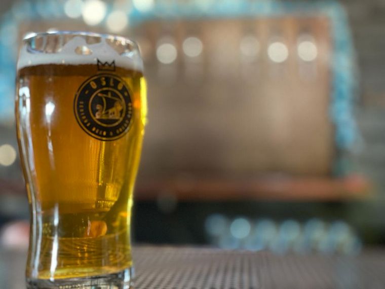 Orlando Morales degustó cerveza artesanal en Alta Gracia.