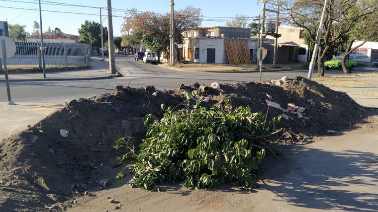 FOTO: Vecinos de Barrio Yofre I reclaman por cierre de paso nivel