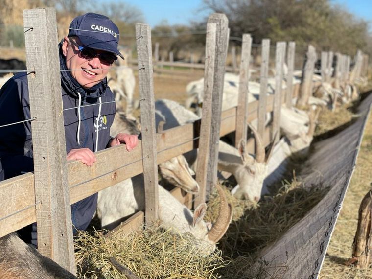 Orlando Morales visitó el tambo caprino