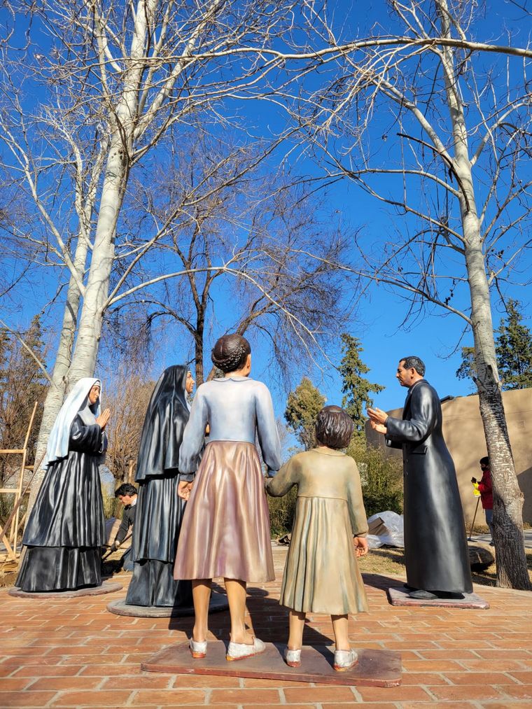 FOTO: Inauguran cinco nuevas estatuas en el Parque Brochero Santo