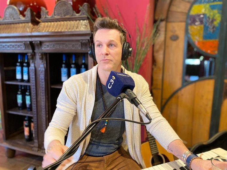 Axel tocó en vivo para la audiencia de Cadena 3