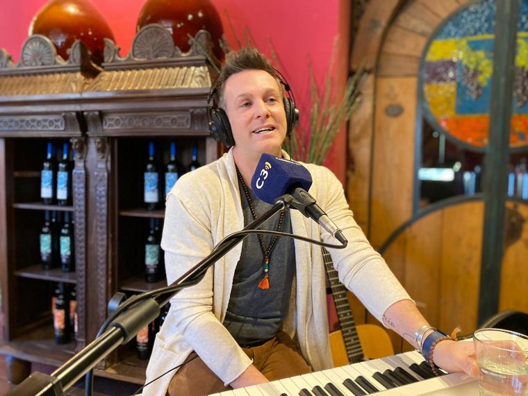 Axel tocó en vivo para la audiencia de Cadena 3