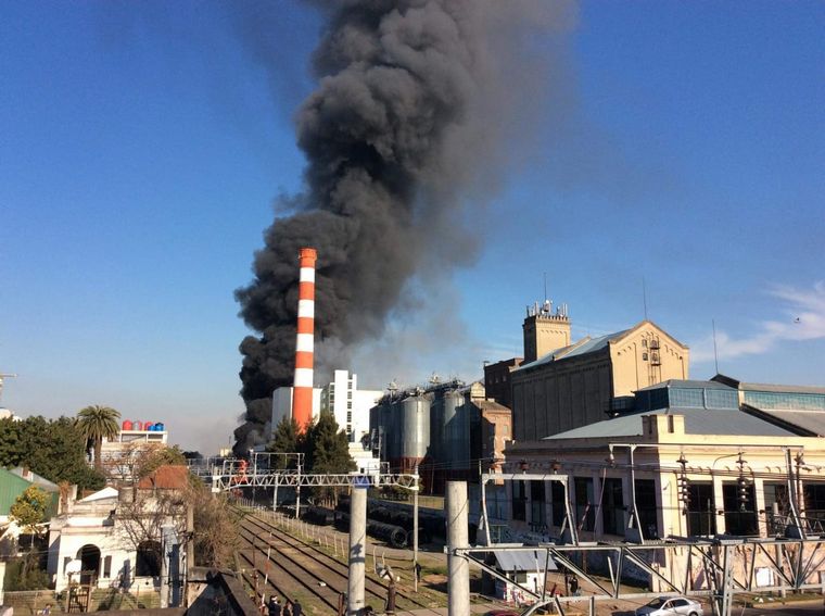 Bomberos controlaron un incendio en la cervecería Quilmes.