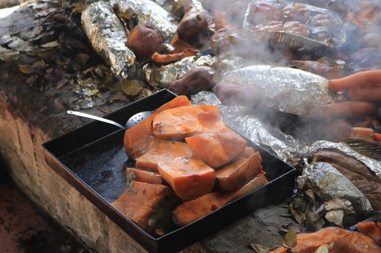 El curanto y el chori-taco, dos platos para disfrutar en Colonia Suiza.