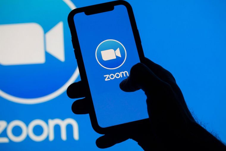 Zoom está acusada de entregar información a otras plataformas