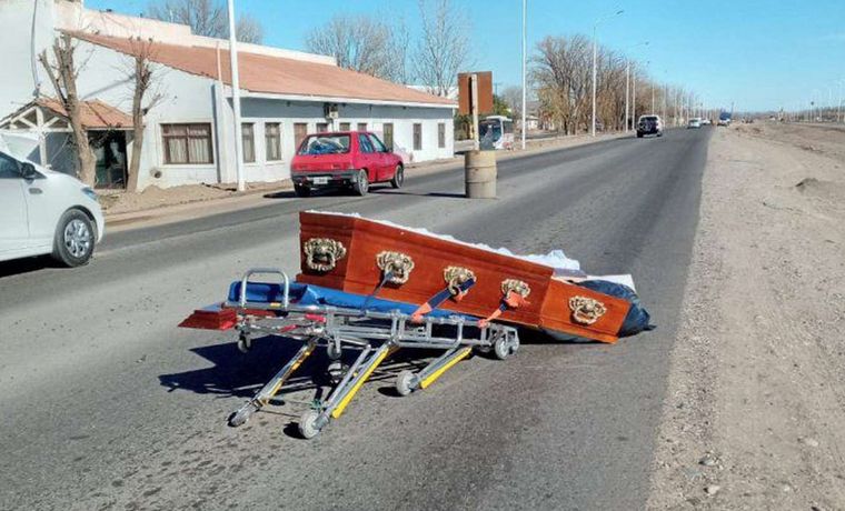 El cajón, sobre la ruta (Foto: La Mañana de Neuquén)