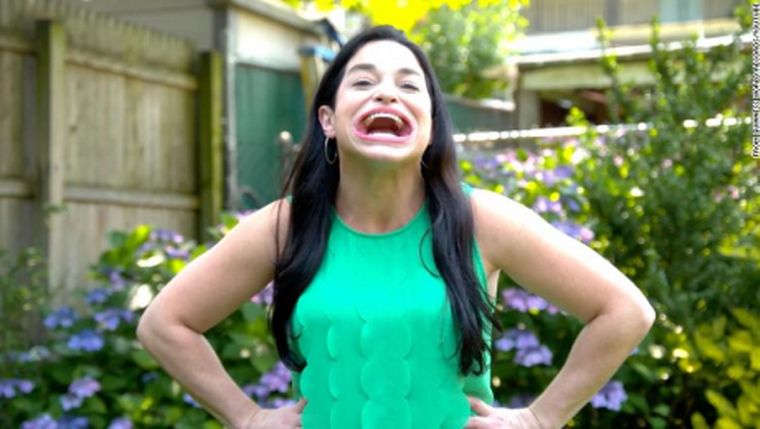 FOTO: Una mujer rompió el récord Guiness por la boca más grande