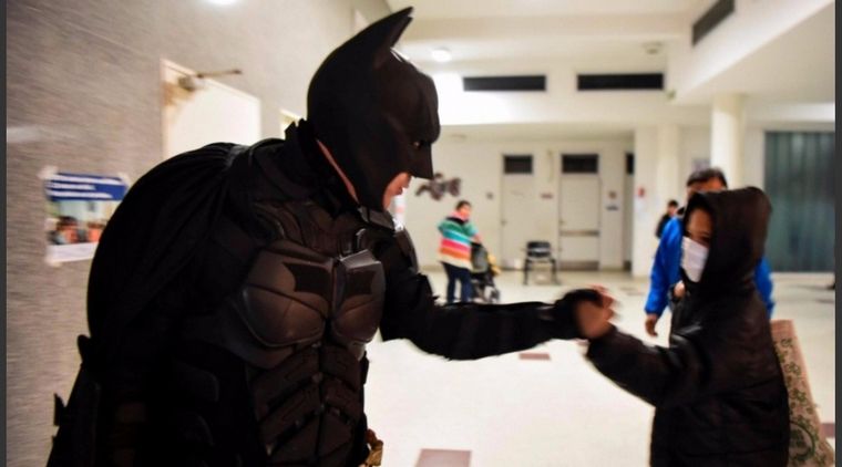 FOTO: El “Batman solidario” de La Plata denunció que le robaron
