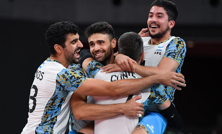 El seleccionado argentino masculino de vóleibol le ganó a Italia y pasó a semifinales
