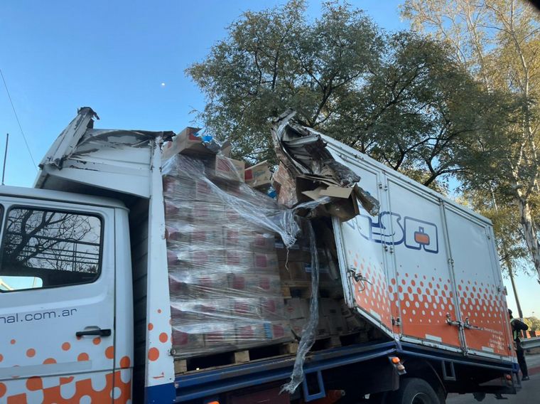 Un camión chocó con la parte baja del Puente Sarmiento