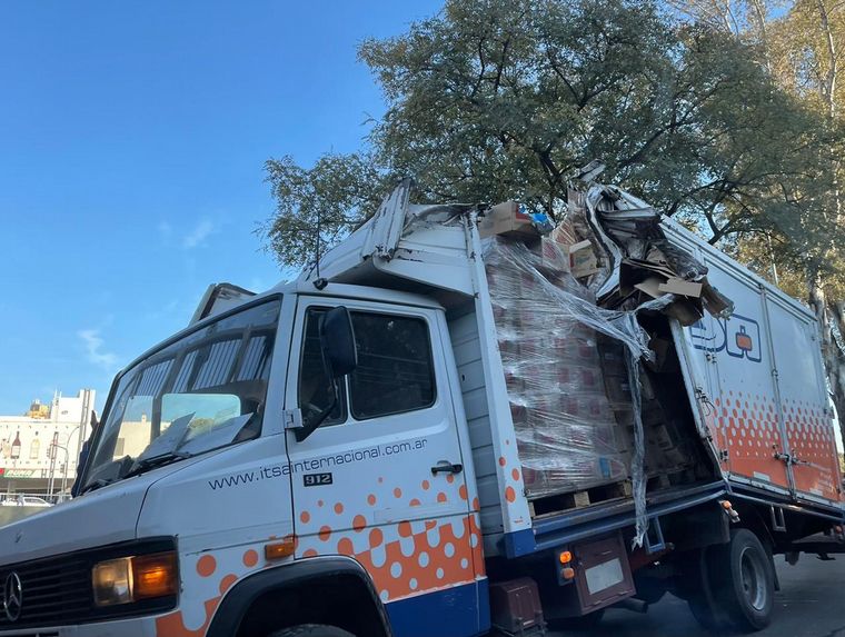 Un camión chocó con la parte baja del Puente Sarmiento