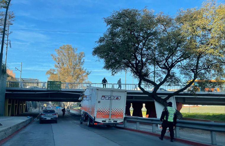 Un camión chocó con la parte baja del Puente Sarmiento