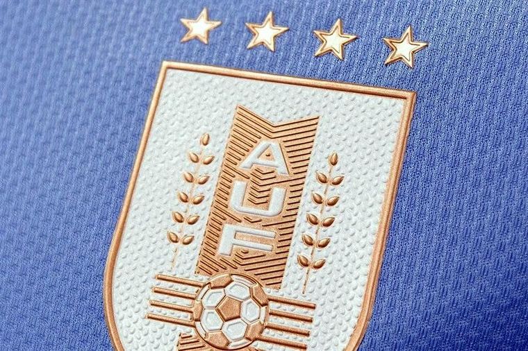 La FIFA le exigió a Uruguay que quite dos estrellas de su escudo: el motivo
