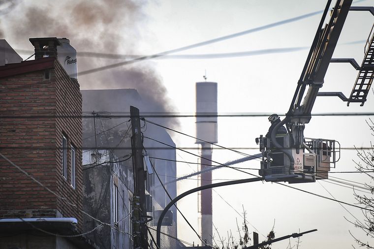 Se incendió un depósito de Barrancas y hay peligro de derrumbe.